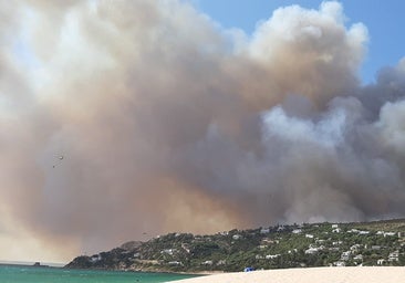 La columna de humo sobre zonas pobladas