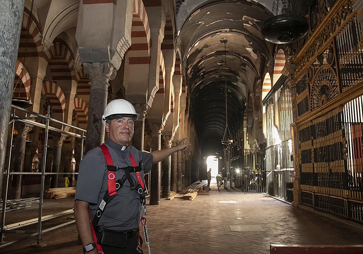 Agustín Moreno, canónigo de la comisión de Seguridad del Cabildo, muestra la zona afectada