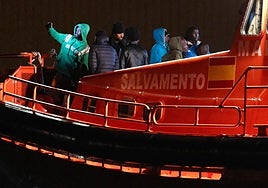 Saiz condena la aparición de una pancarta con «simbología nazi» que pedía la expulsión de los diez menores