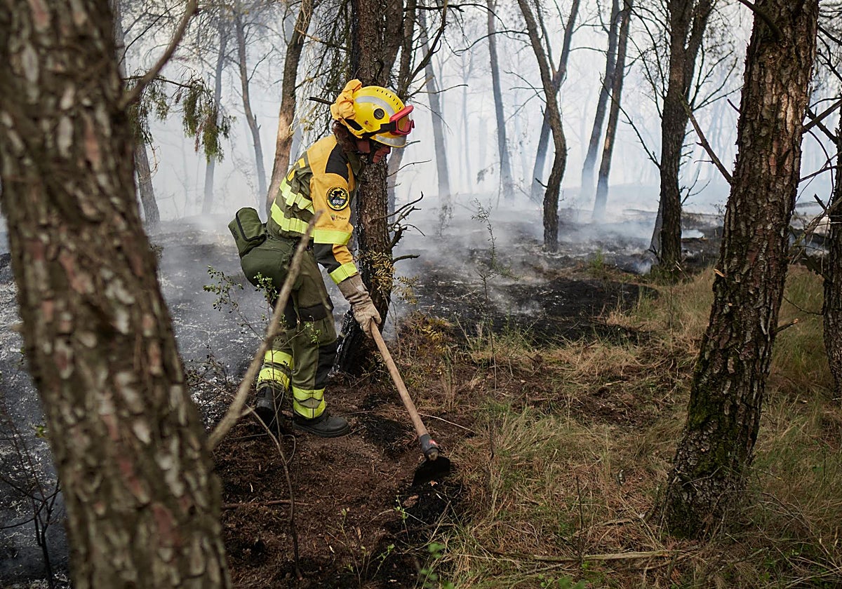 Uno de los bomberos implicados en los trabajos de extinción del incendio en Carcastillo (Navarra)