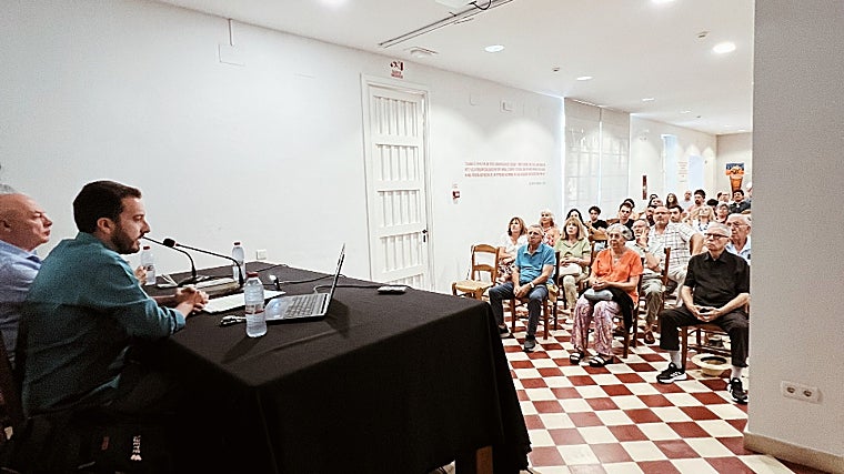 Charla «Slater, Brenan y Woolsey: una relación espinosa», impartida por el articulista Cristóbal Villalobos