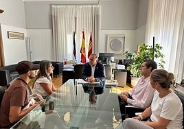 El alcalde de Talavera muestra su apoyo a la familia de 'SuperHuguete', un niño con síndrome de Down y leucemia