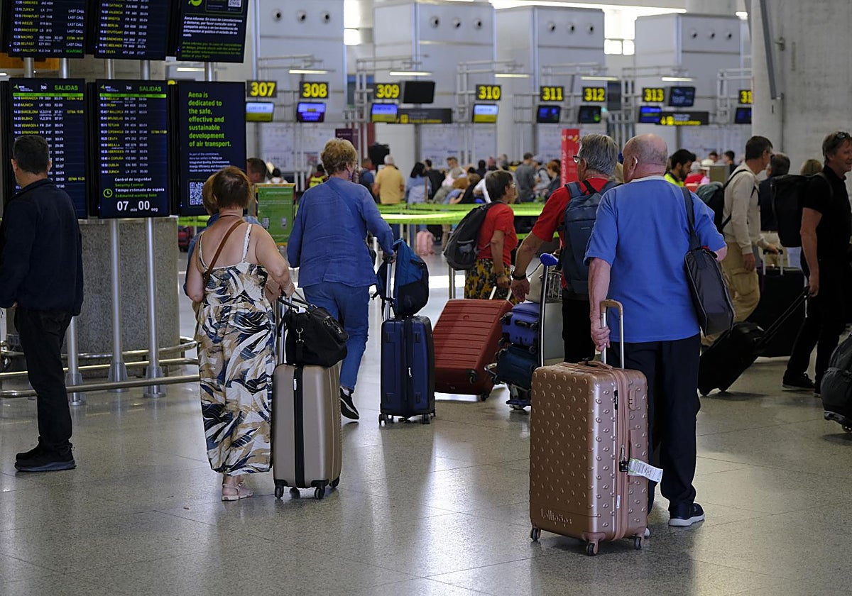 Viajeros en el aeropuerto de Málaga