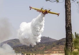 Un bombero explica cómo actuar en las descargas de agua de helicópteros: «Nos tumbaremos boca abajo en el suelo con la cabeza en dirección a donde viene la descarga»