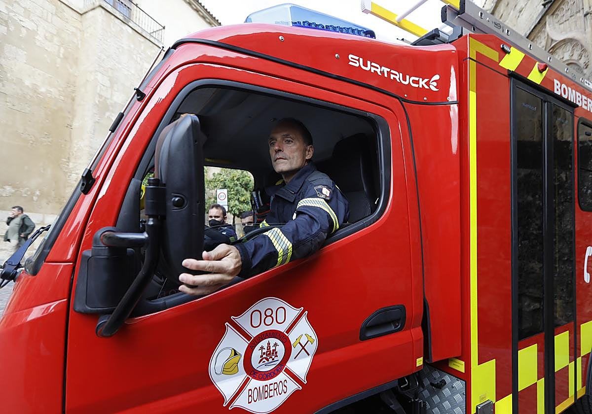 Un bombero conduce uno de los camiones del SEIS durante un operativo
