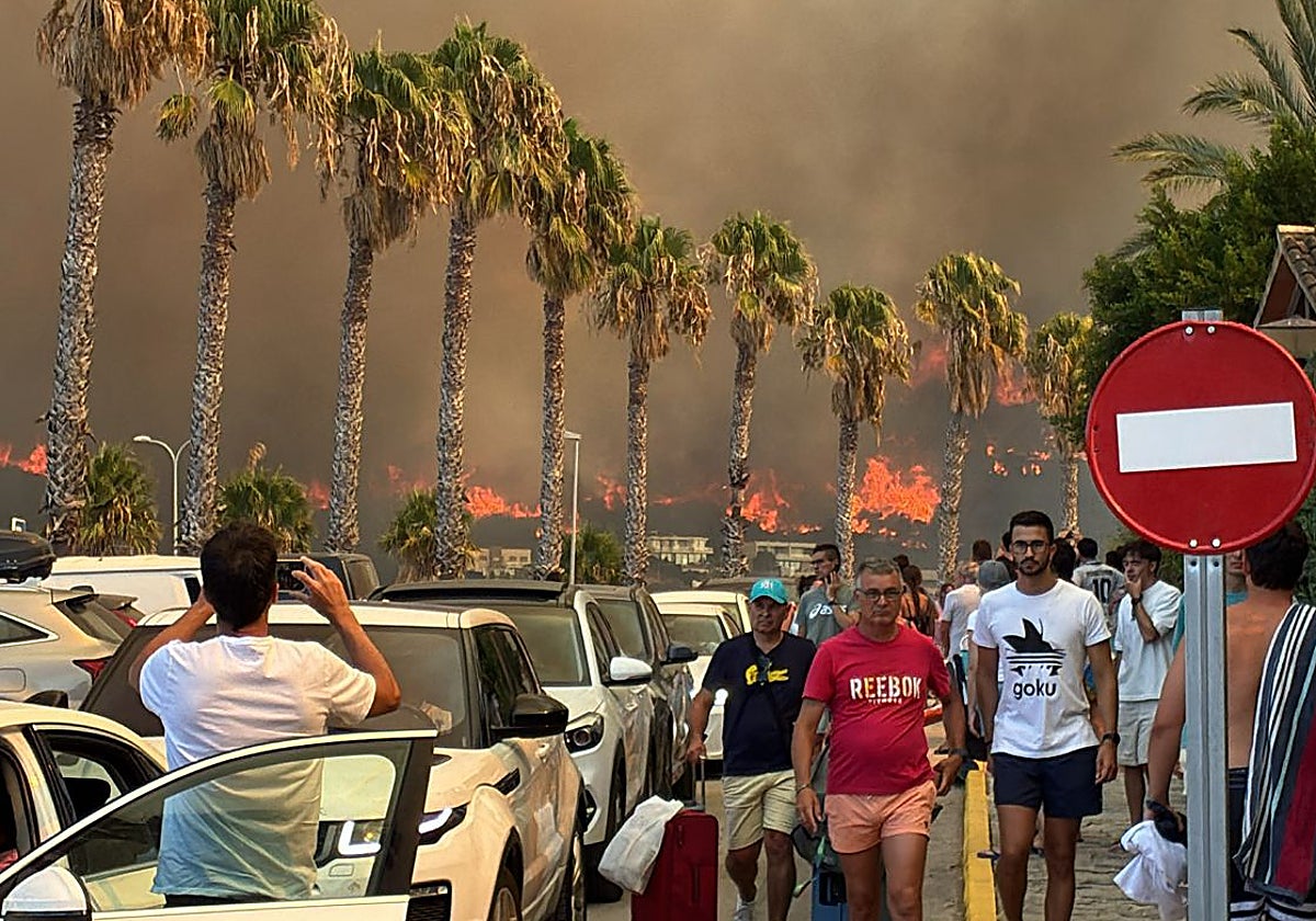 Carretera colapsada durante los desalojos