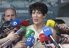 La ministra Saiz acusa al presidente canario de «deslealtad» por su críticas al traslado de menores