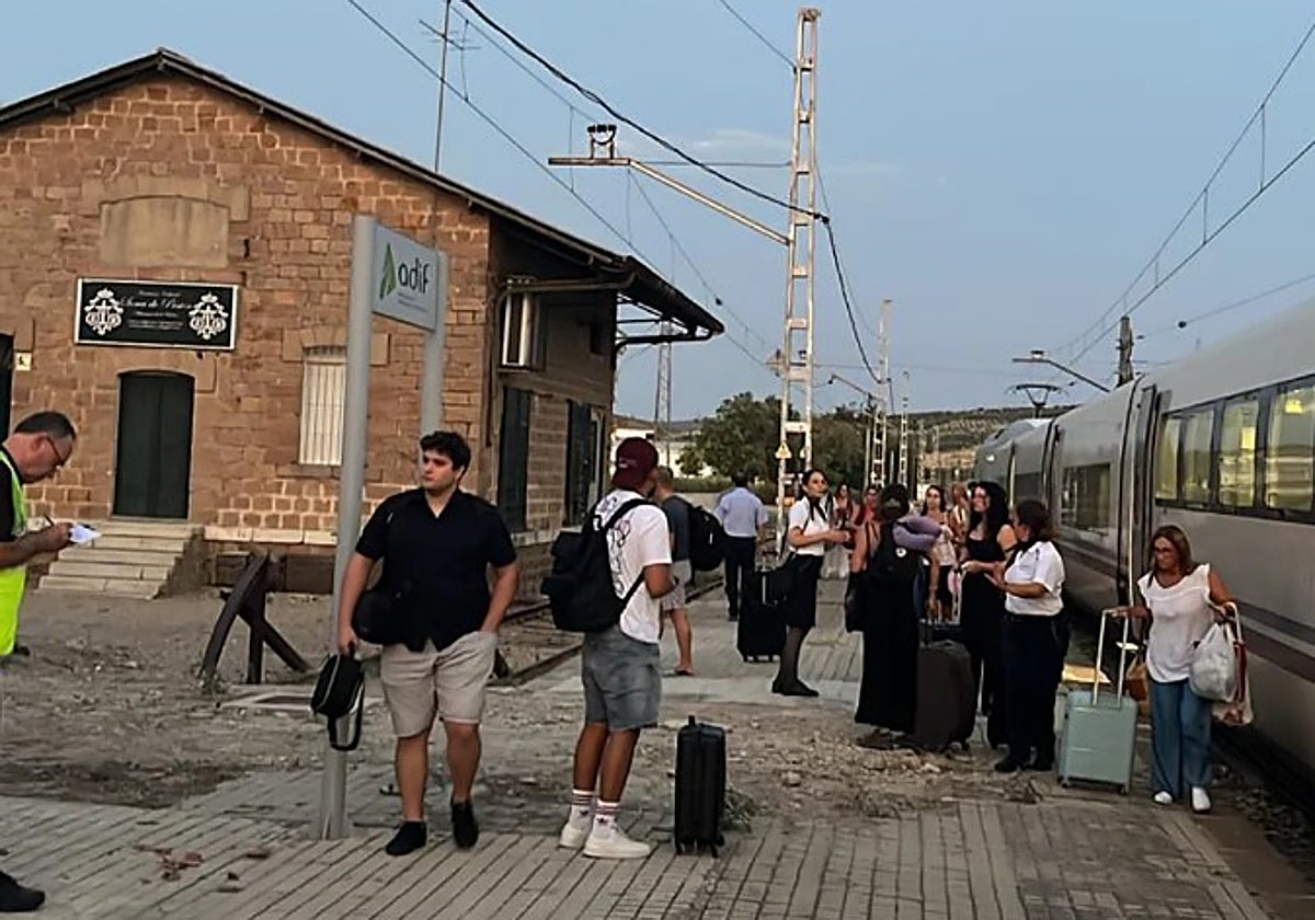 «Esto es inhumano»: la desesperación de los viajeros en tren con destino a Cádiz en la enésima avería