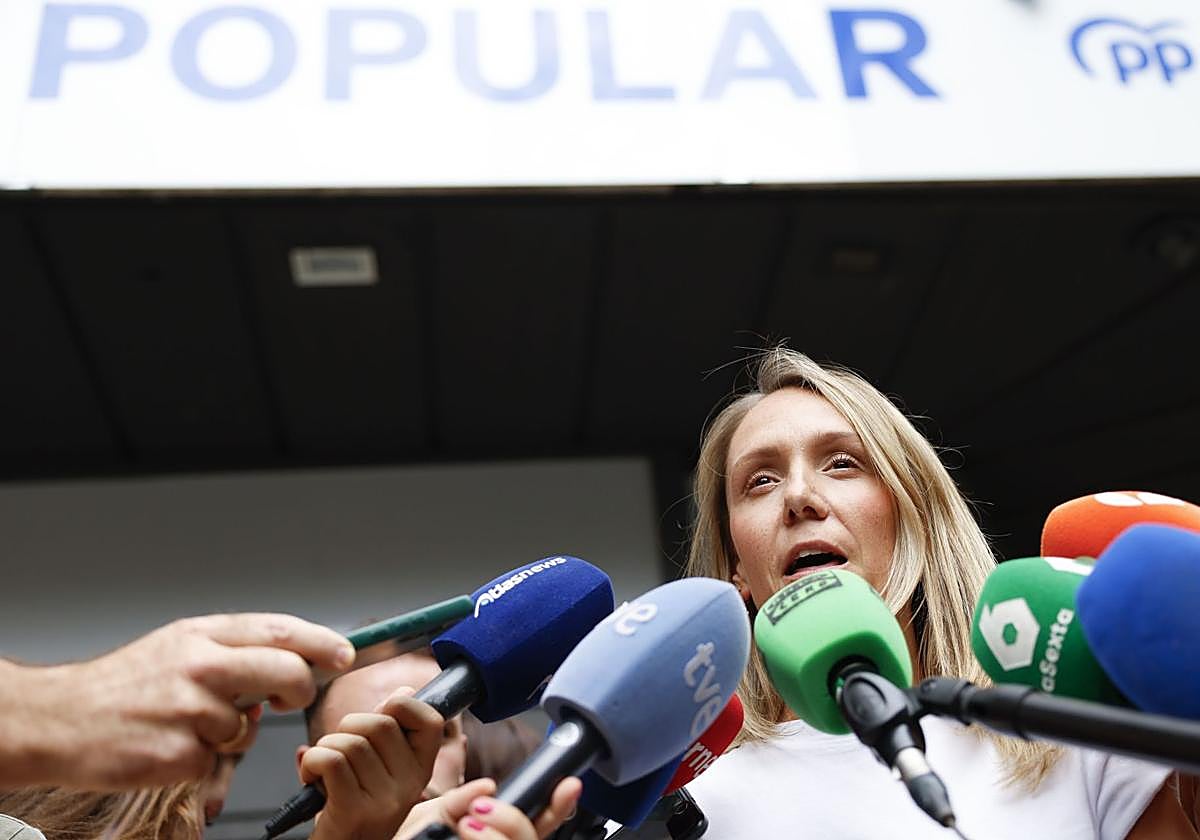 Alma Ezcurra atiende a los medios