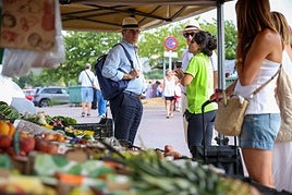 Marín destaca la «gran acogida» de la venta de frutas y verduras en los mercadillos del 'martes' y  el del Polígono