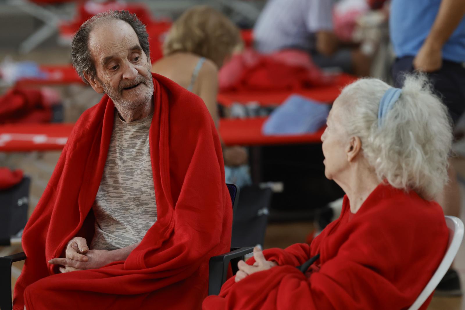 Vecinos desalojados por el incendio que desde ayer afecta a la localidad de Tres Cantos