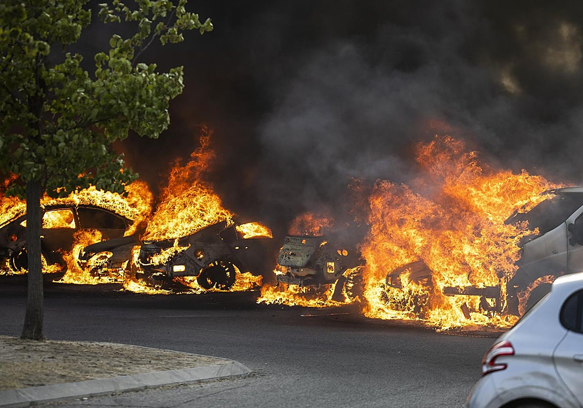 Los coches calcinados en el aparcamiento del centro comercial Xanadú