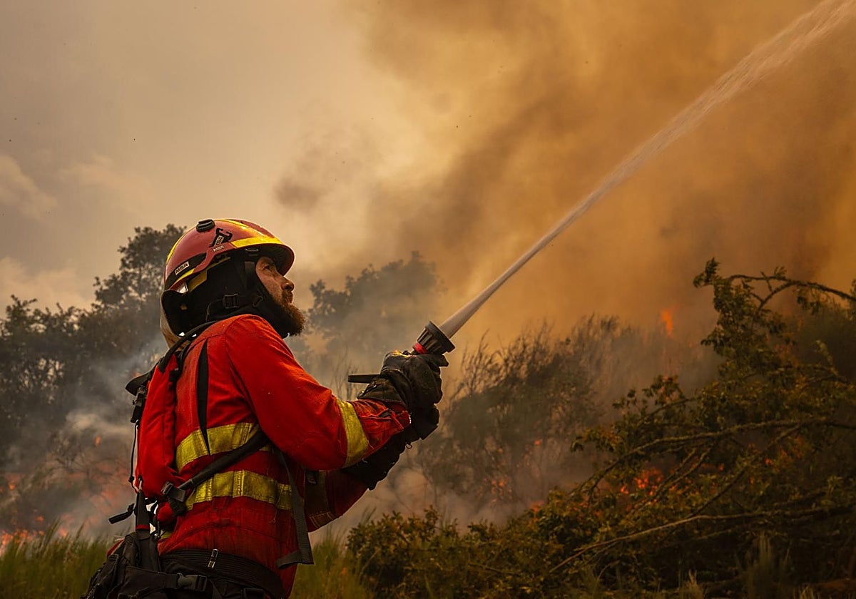 Un efectivo de la UME se enfrenta a uno de los incendios de Chandrexa de Queixa