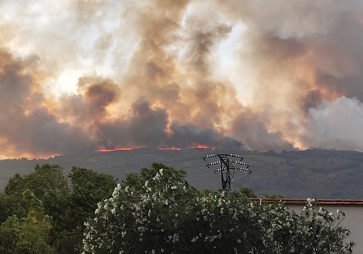 Vista del incendio forestal que afectaba el martes a Jarilla, Villar de Plasencia, Cabezabellosa y El Torno