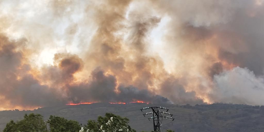 Un convoy logra evacuar a 19 vecinos Cabezabellosa, el municipio cacereño cercado por las llamas