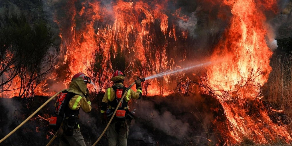 Orense se consume sin previsión de cuándo se podrá sofocar el fuego: los incendios activos arrasan ya 12.500 hectáreas
