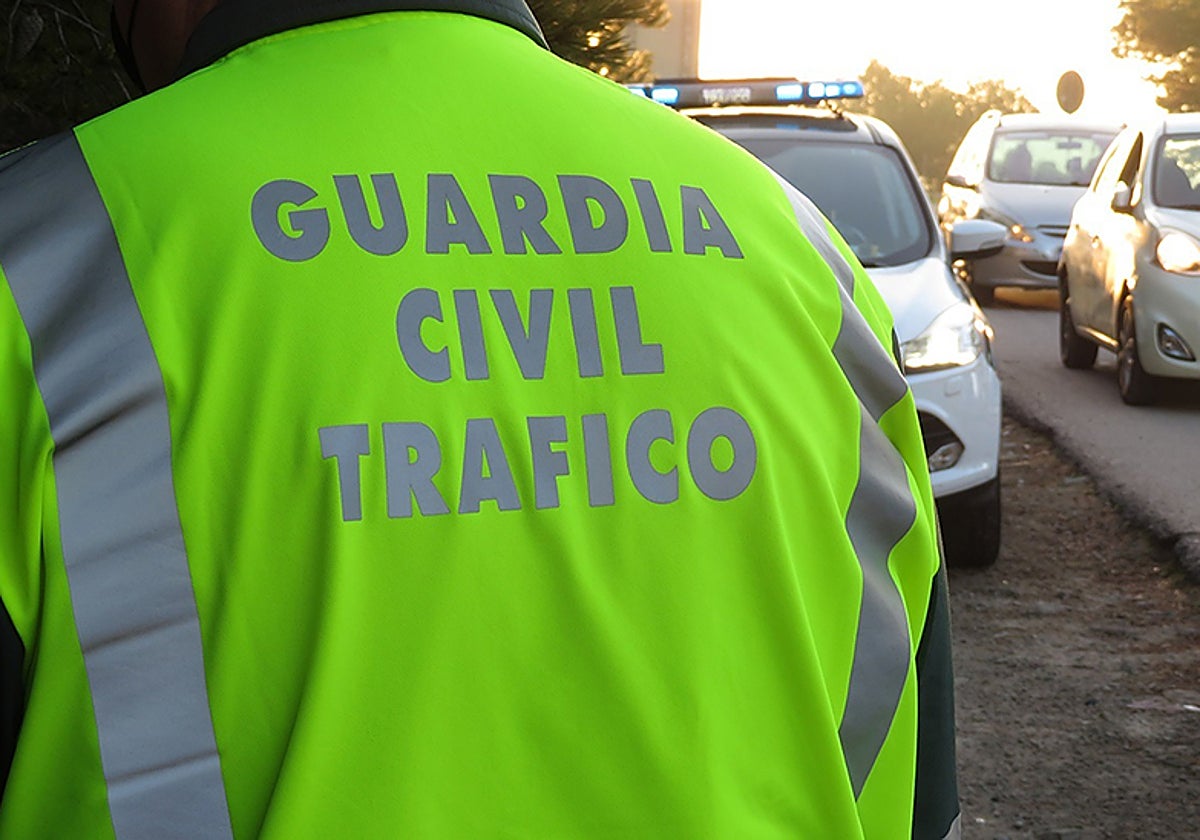 En el accidente han intervenido agentes de la Guardia Civil de Tráfico