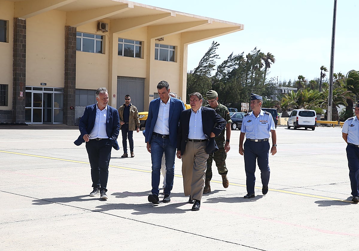 Pedro Sánchez, a su llegada a la isla, junto al ministro de Agricultura, Pesca y Alimentación en funciones, Luis Planas, y el presidente de Canarias, Ángel Víctor Torres