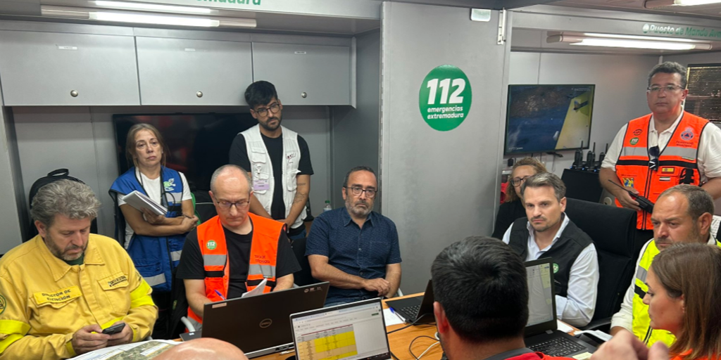 Tres municipios extremeños evacuados mientras la región mantiene tres incendios activos: «Las condiciones son muy adversas»
