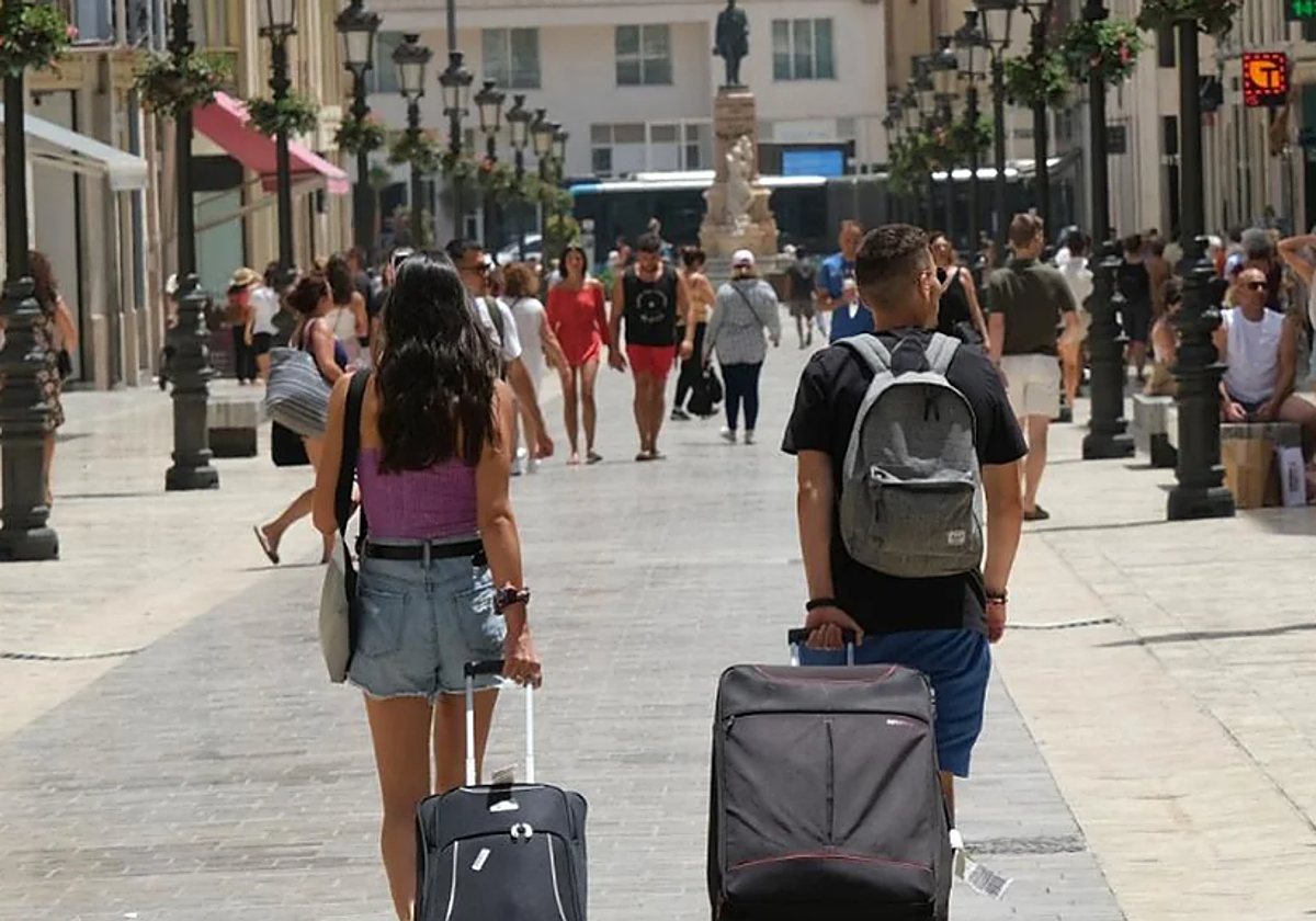 Turistas con maletas en la calle Larios de Málaga