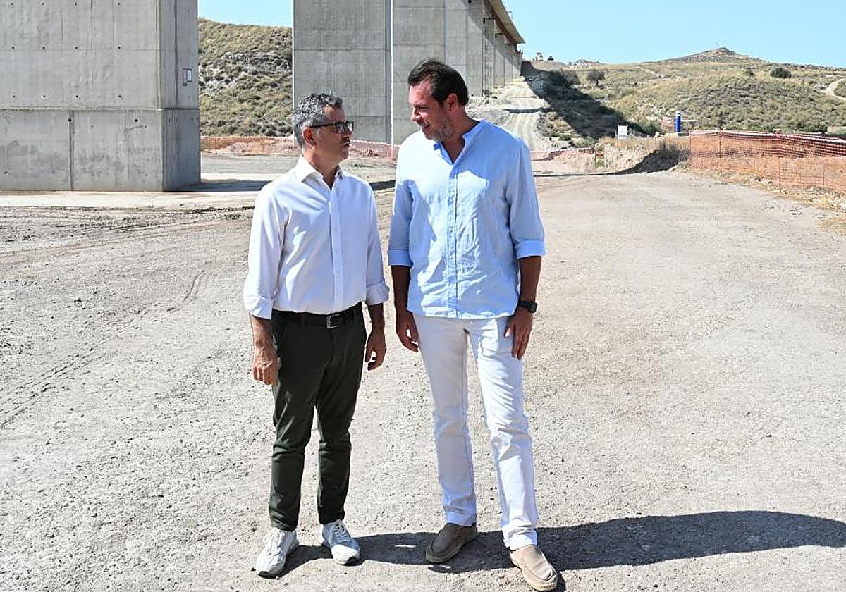 Bolaños y Puente, este miércoles, durante su visita oficial a las obras para la llegada del AVE a Almería
