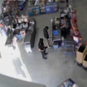 Los atracadores en uno de los supermercados