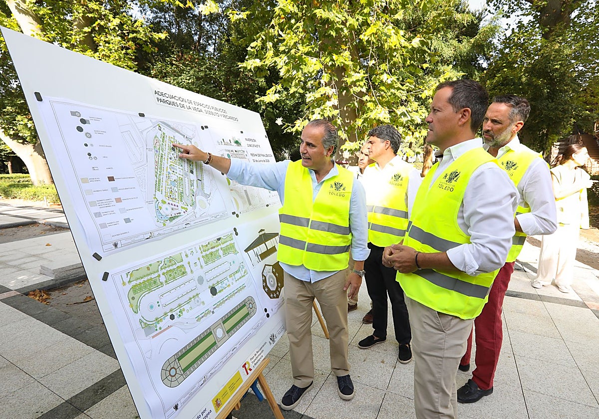 Carlos Velázquez durante su visita a las obras de la Vega
