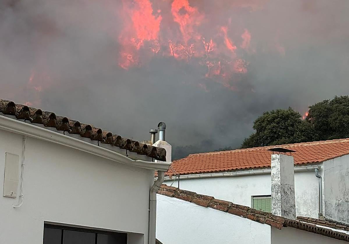 Incendio forestal declarado ayer tarde en la aldea Los Romeros, en Jabugo (Huelva)