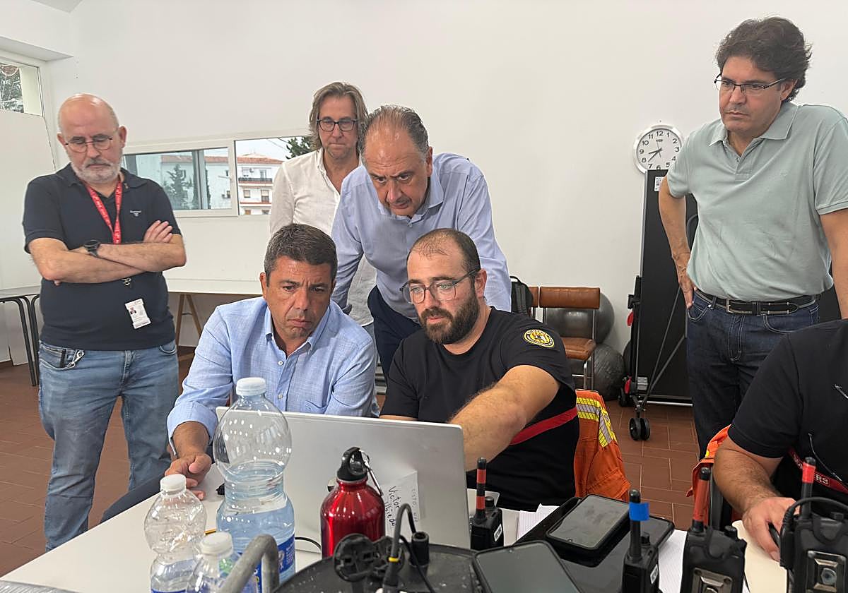 Mazón en el Puesto de Mando Avanzado del incendio forestal declarado en Teresa de Cofrentes