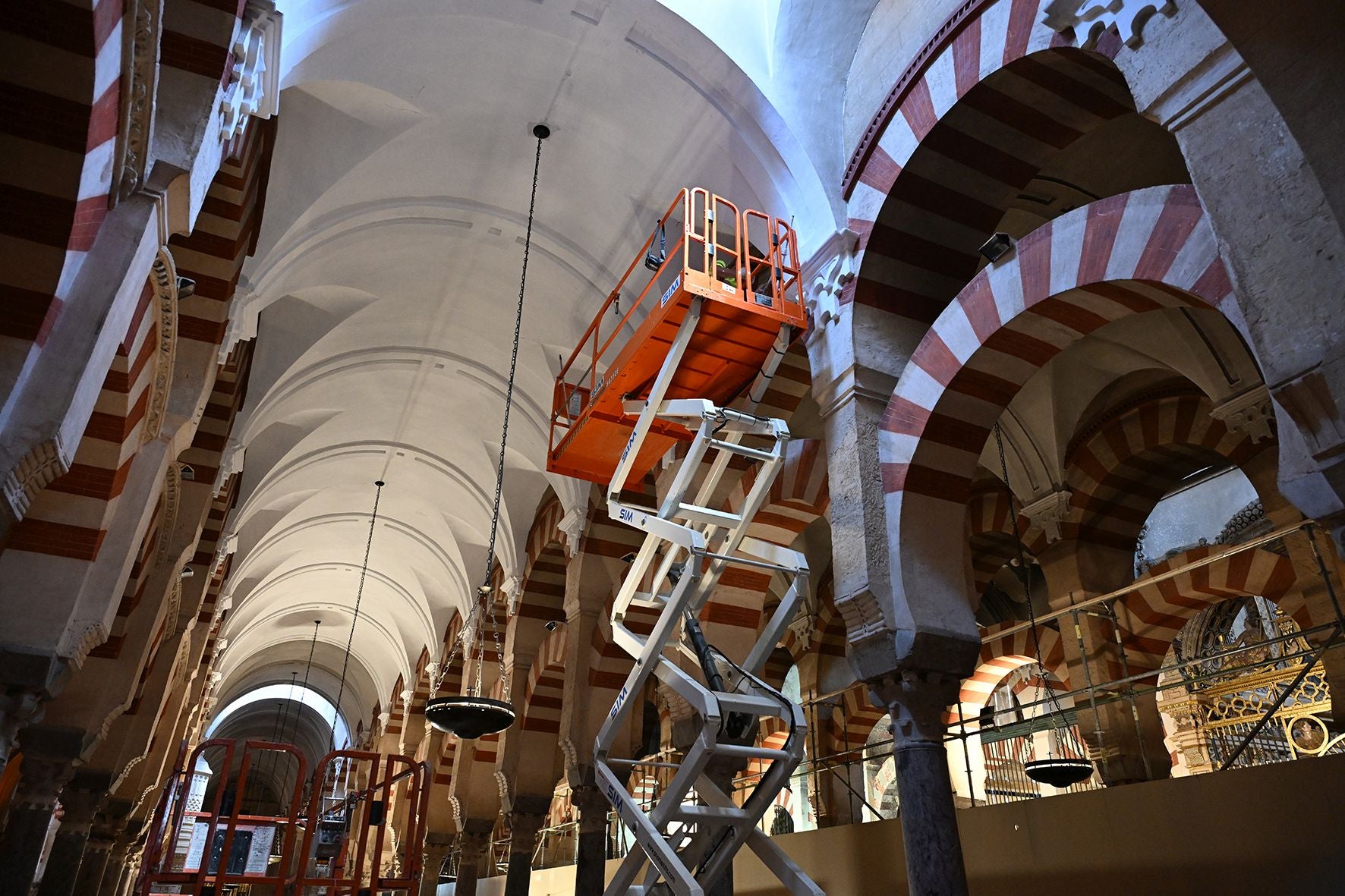Así avanzan las obras en el interior de la Mezquita de Córdoba tras el incendio