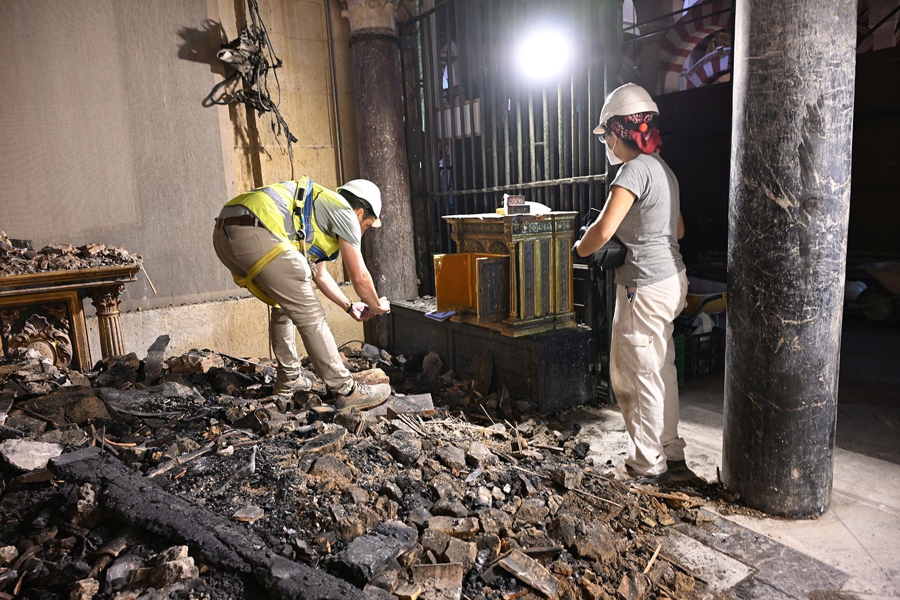 Así avanzan las obras en el interior de la Mezquita de Córdoba tras el incendio