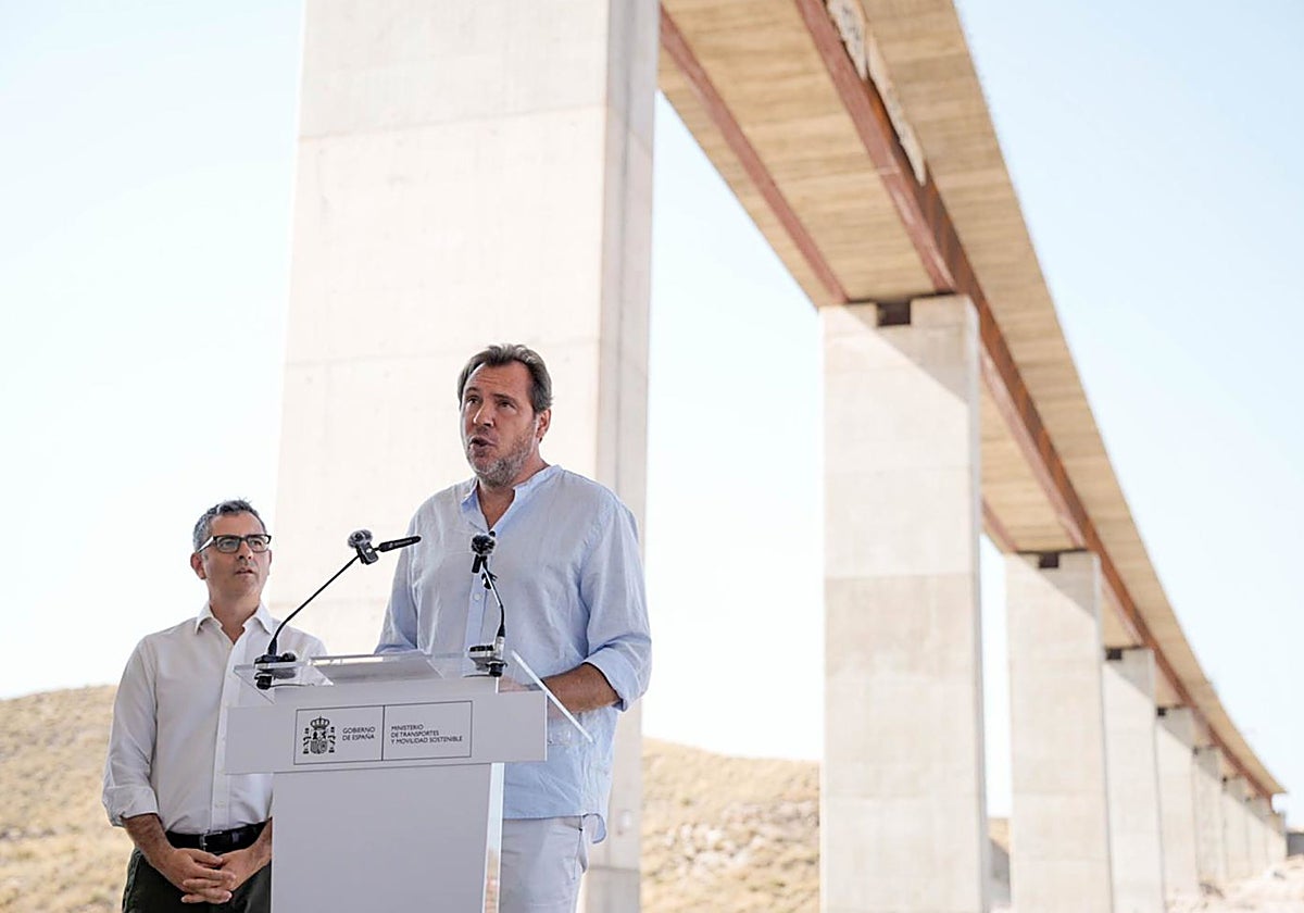 Oscar Puente y Félix Bolaños junto al Viaducto de Los Feos en Níjar