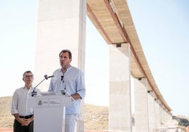 Oscar Puente y Félix Bolaños junto al Viaducto de Los Feos en Níjar