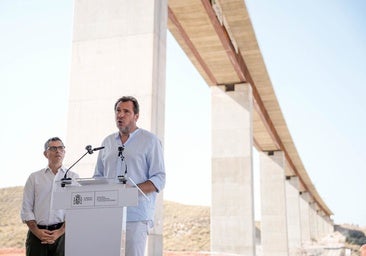 Oscar Puente y Félix Bolaños junto al Viaducto de Los Feos en Níjar
