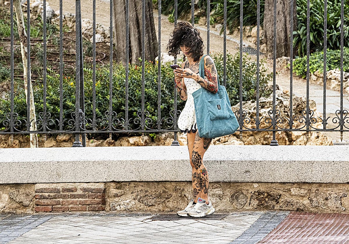 Una joven pasea cerca de El Retiro