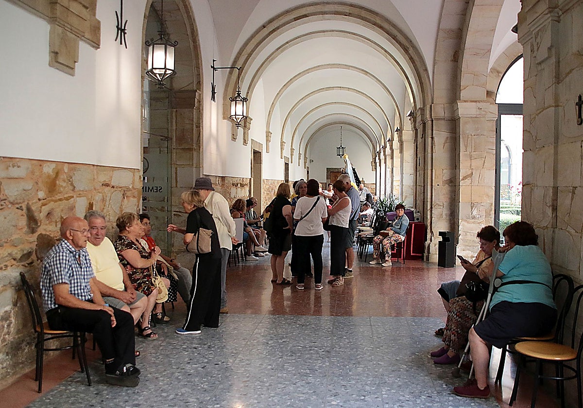 El seminario de Astorga acote a parte de los evacuados por los incendios de León y Zamora