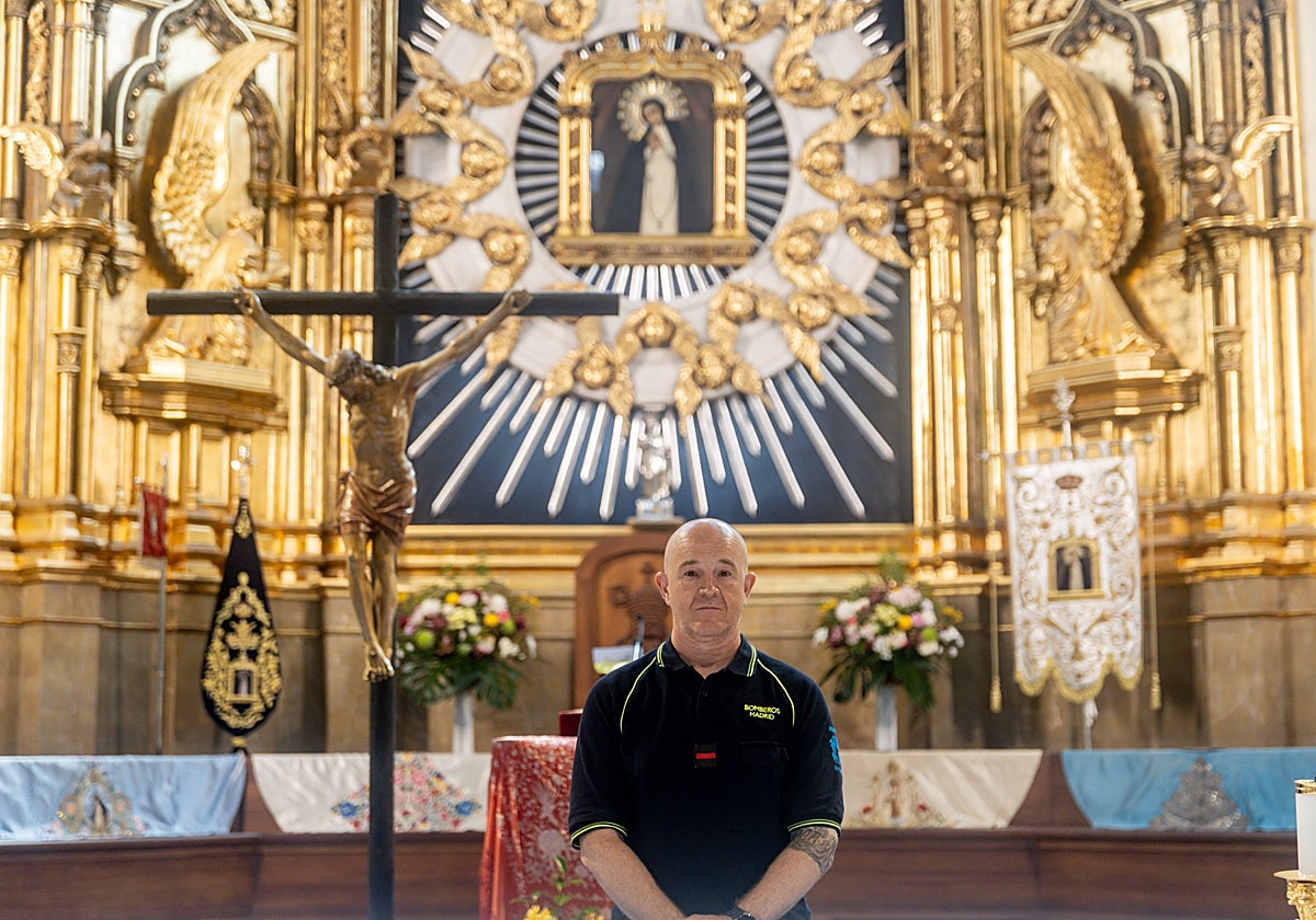 El bombero municipal Manuel Cerrillo posa en la iglesia de La Paloma