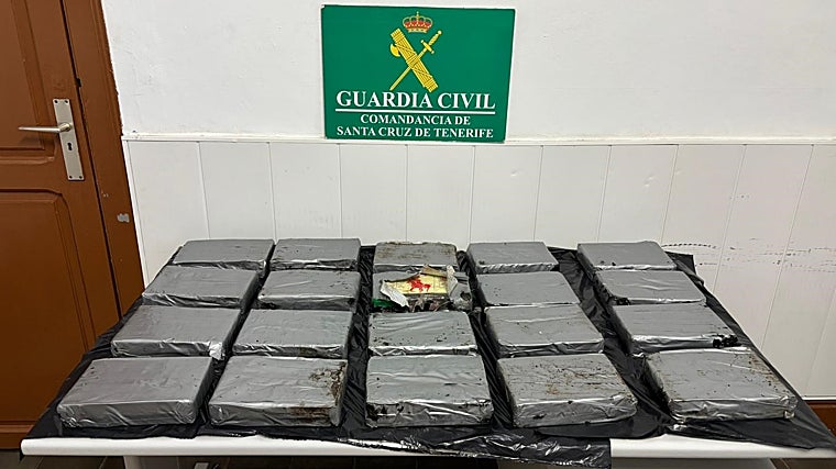 Interceptado un gran fardo flotando en el mar con unos 20 kilos de cocaína en Tenerife