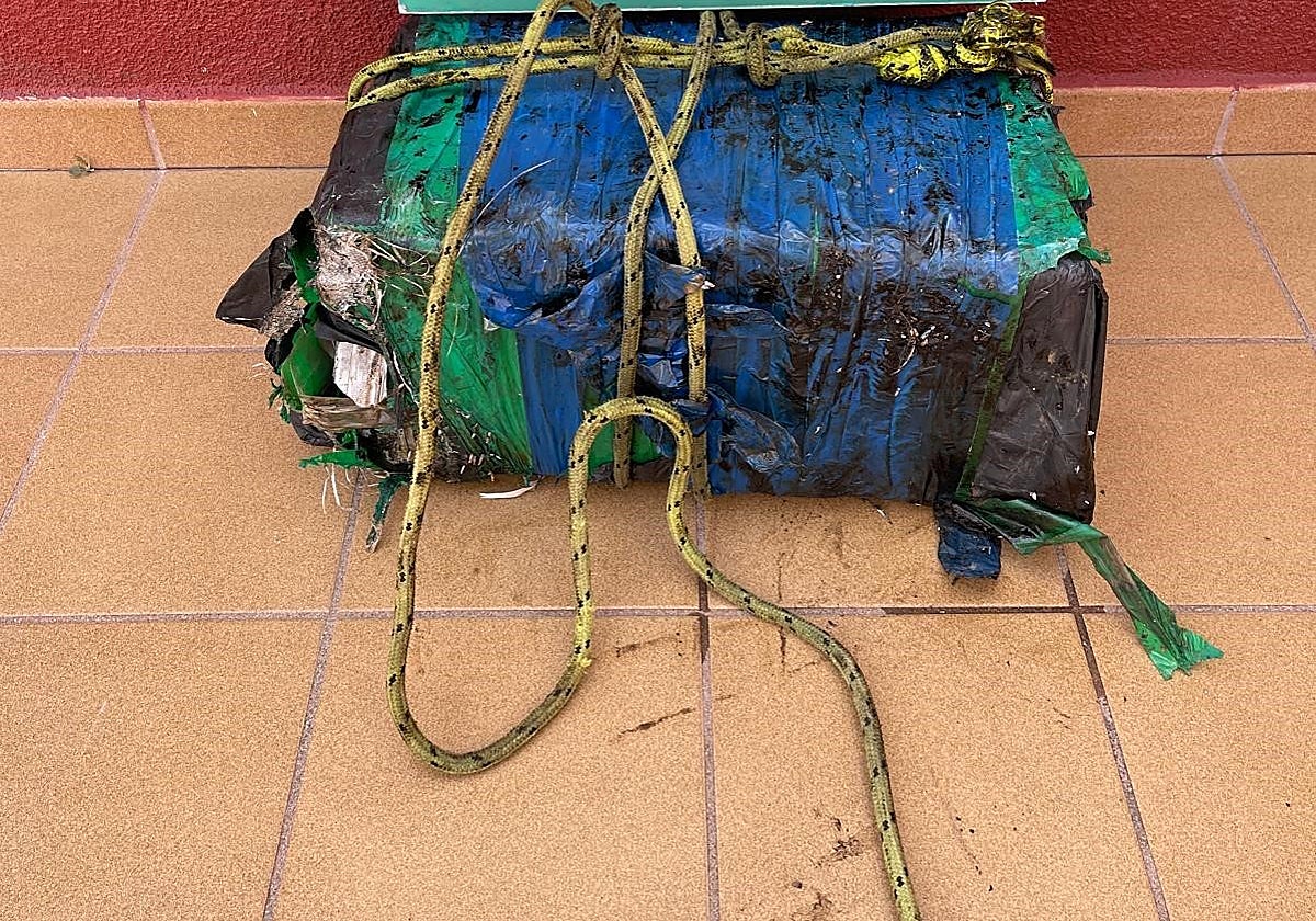 El fardo apareció en una zona de difícil acceso de la costa de Tenerife