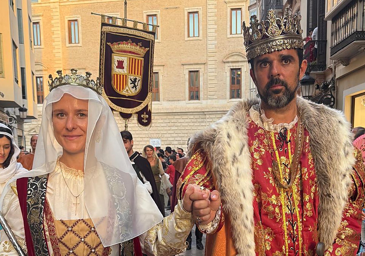 Los Reyes Católicos pasean de la mano por las calles de Málaga tras haber recibido las llaves de la ciudad