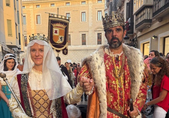 Los Reyes Católicos pasean de la mano por las calles de Málaga tras haber recibido las llaves de la ciudad