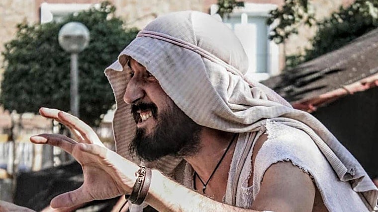 Angel 'Callito' interpretando el papel de mendigo en una de las actuaciones de la Batalla Medieval de Consuegra