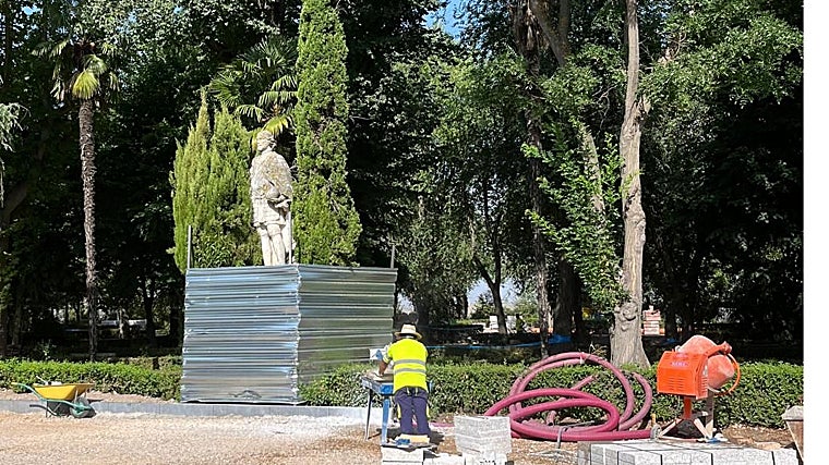 La escultura de Alfonso VII, ayer, en el paseo de la Vega