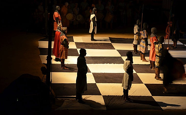 Imagen principal - As-Satrany, función en el castillo de Consuegra y uno de los carteles oficiales del evento