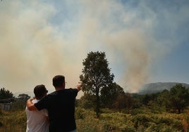 El incendio de La Alberca (Salamanca) obliga a confinar el municipio y evacuar a los turistas