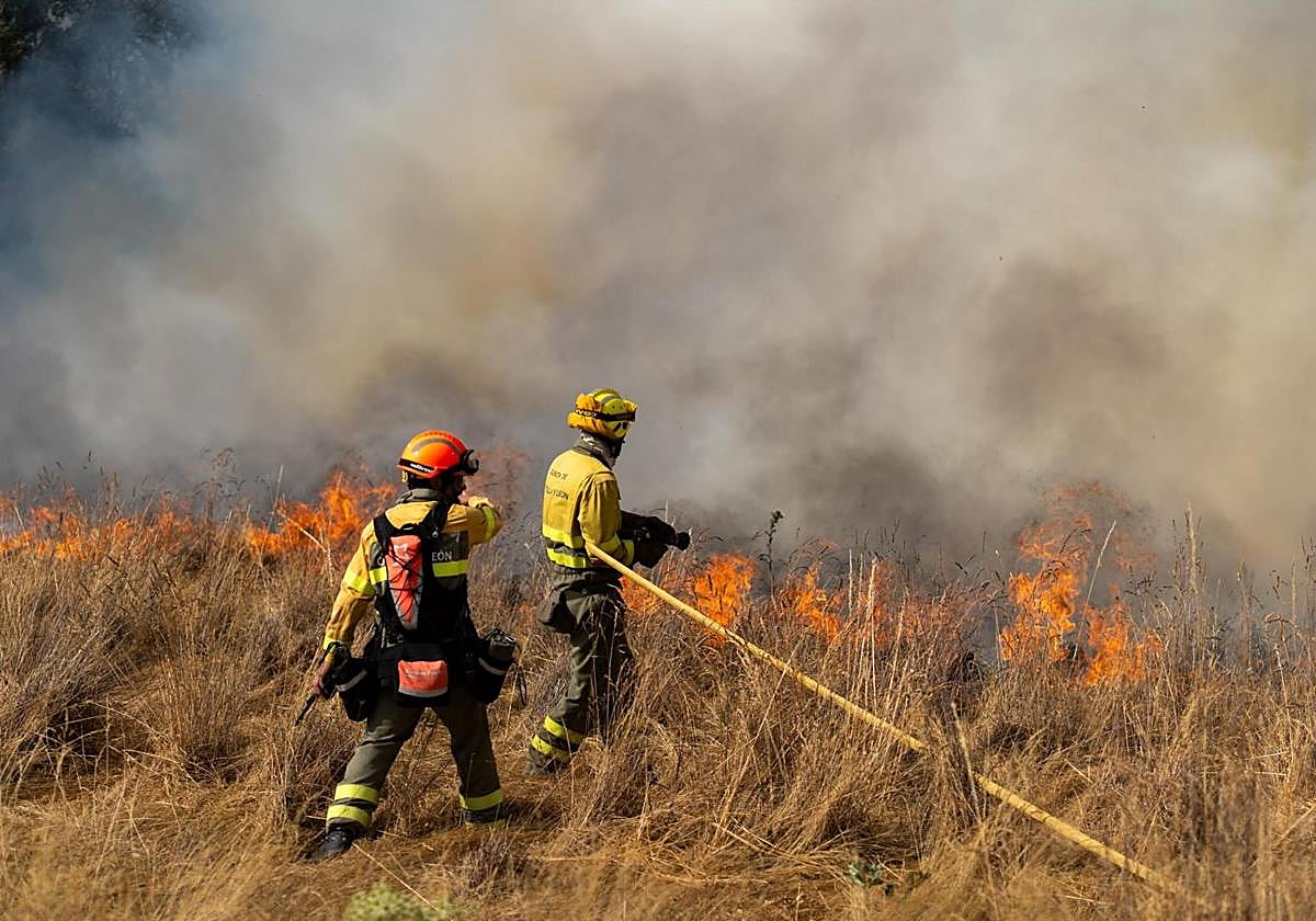 Un vecino de León lleva más de 15 horas haciendo bocadillos a los bomberos que trabajan para extinguir el incendio: «Están desbordados»