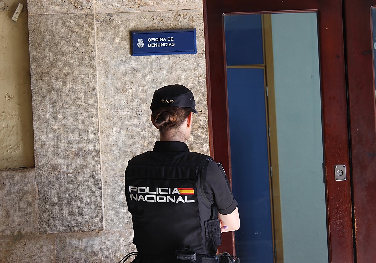 Imagen de archivo de una agente de la Policía Nacional