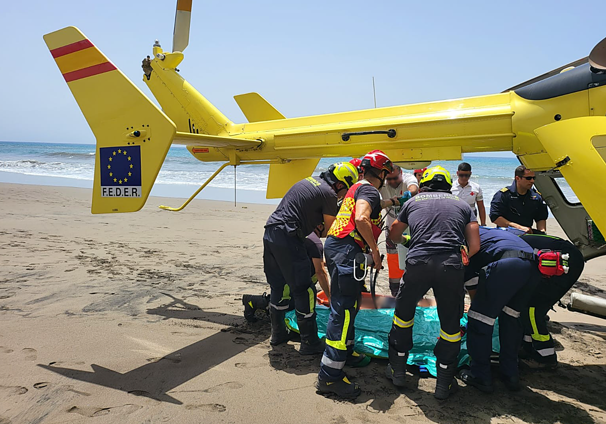 Helicóptero medicalizado atiende al afectado en Montaña Arena (Gran Canaria)