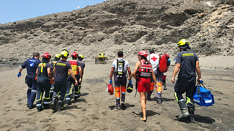 Personal sanitario atiende al afectado en Montaña Arena (Gran Canaria)