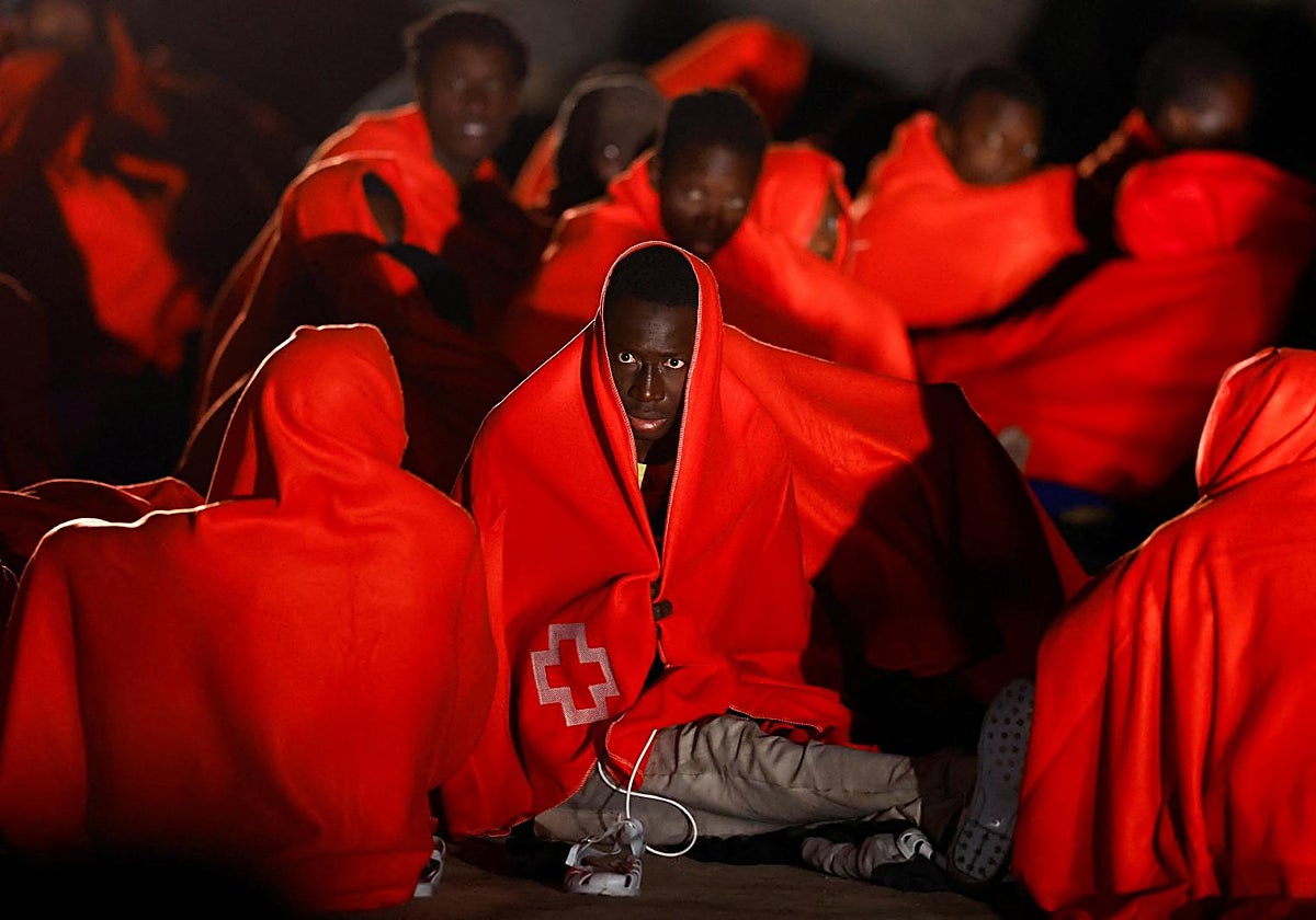 Un grupo de inmigrantes es atendido por la Cruz Roja tras su llegada a Canarias